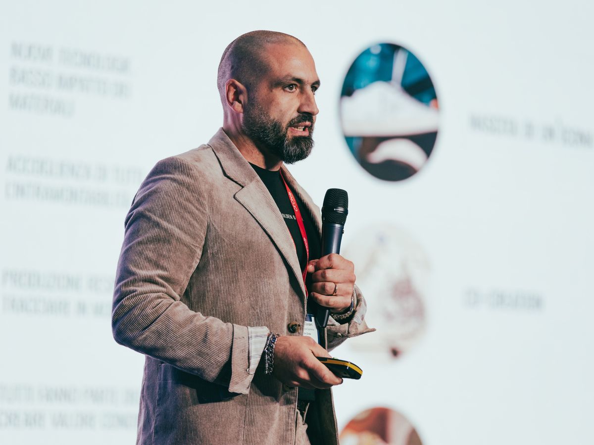 Benito sul palco del Contentsquare CX Circle mentre racconta il progetto Repair