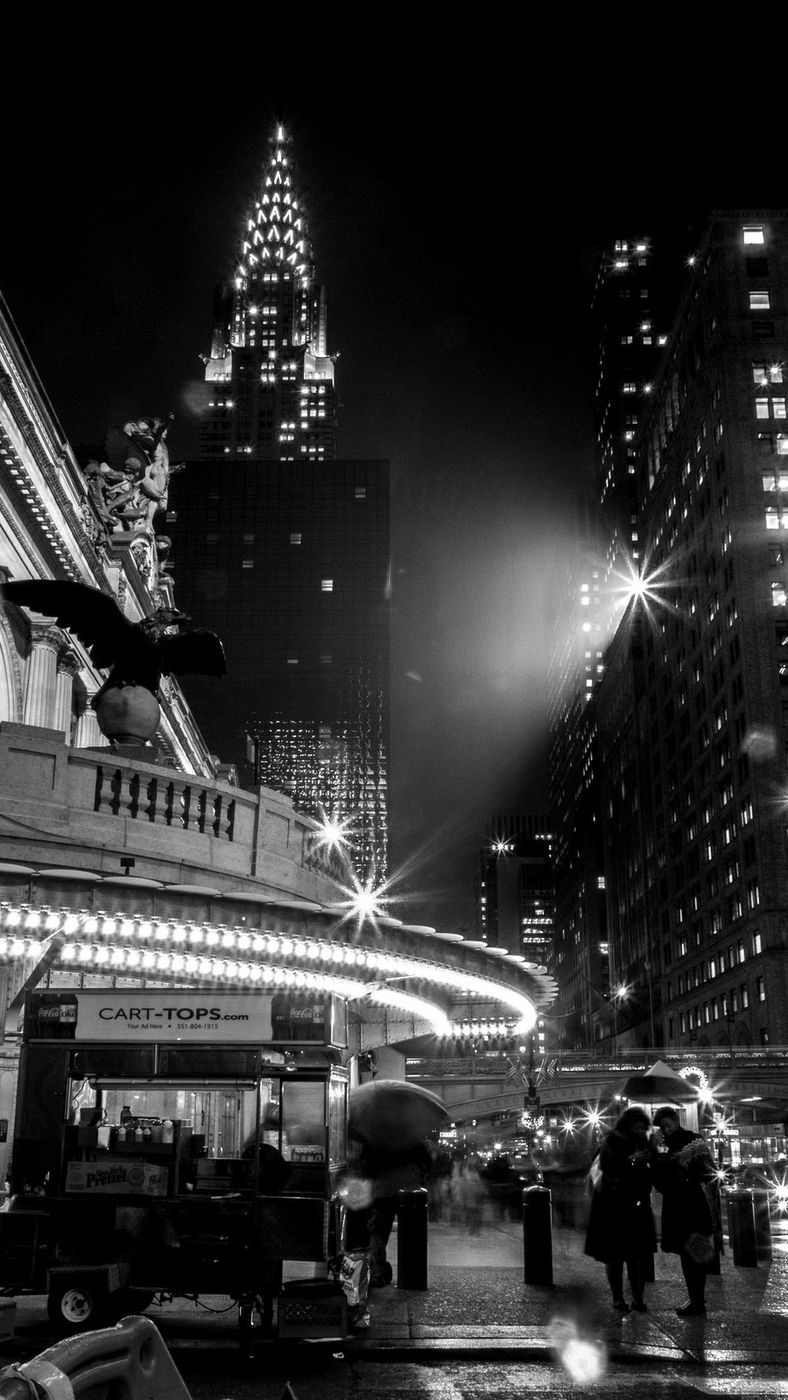 New York di notte in bianco e nero: il Chrysler Building illuminato sopra Grand Central