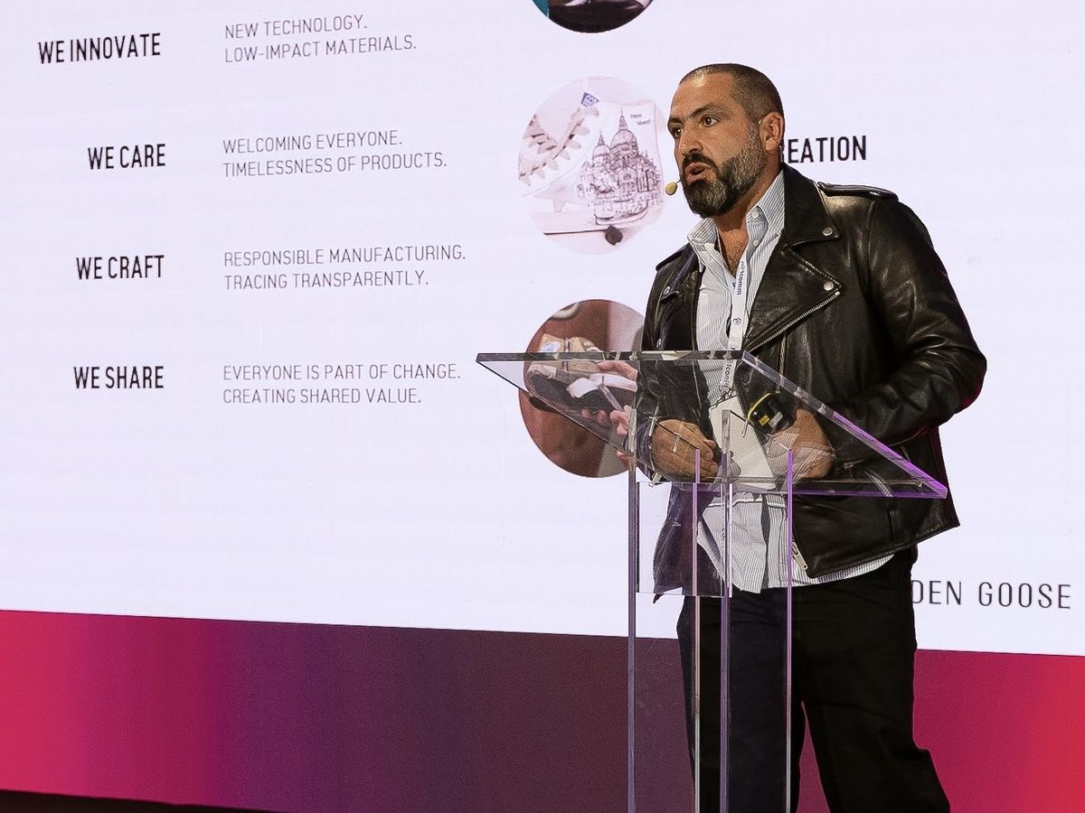 Benito sul palco del Netcomm Focus durante il keynote di Golden Goose